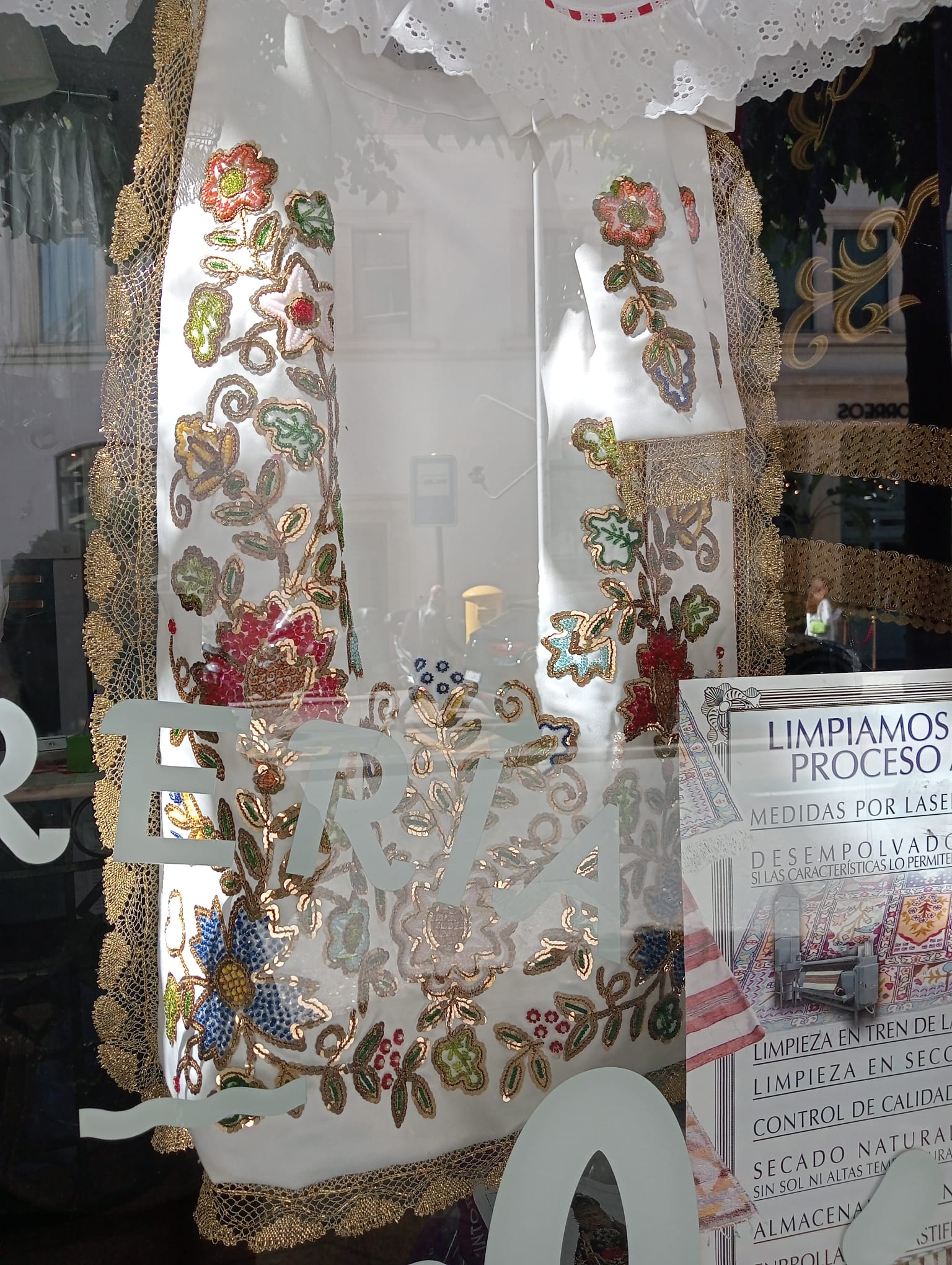 Escaparate Tintorería Mariló Murcia limpieza alfombras