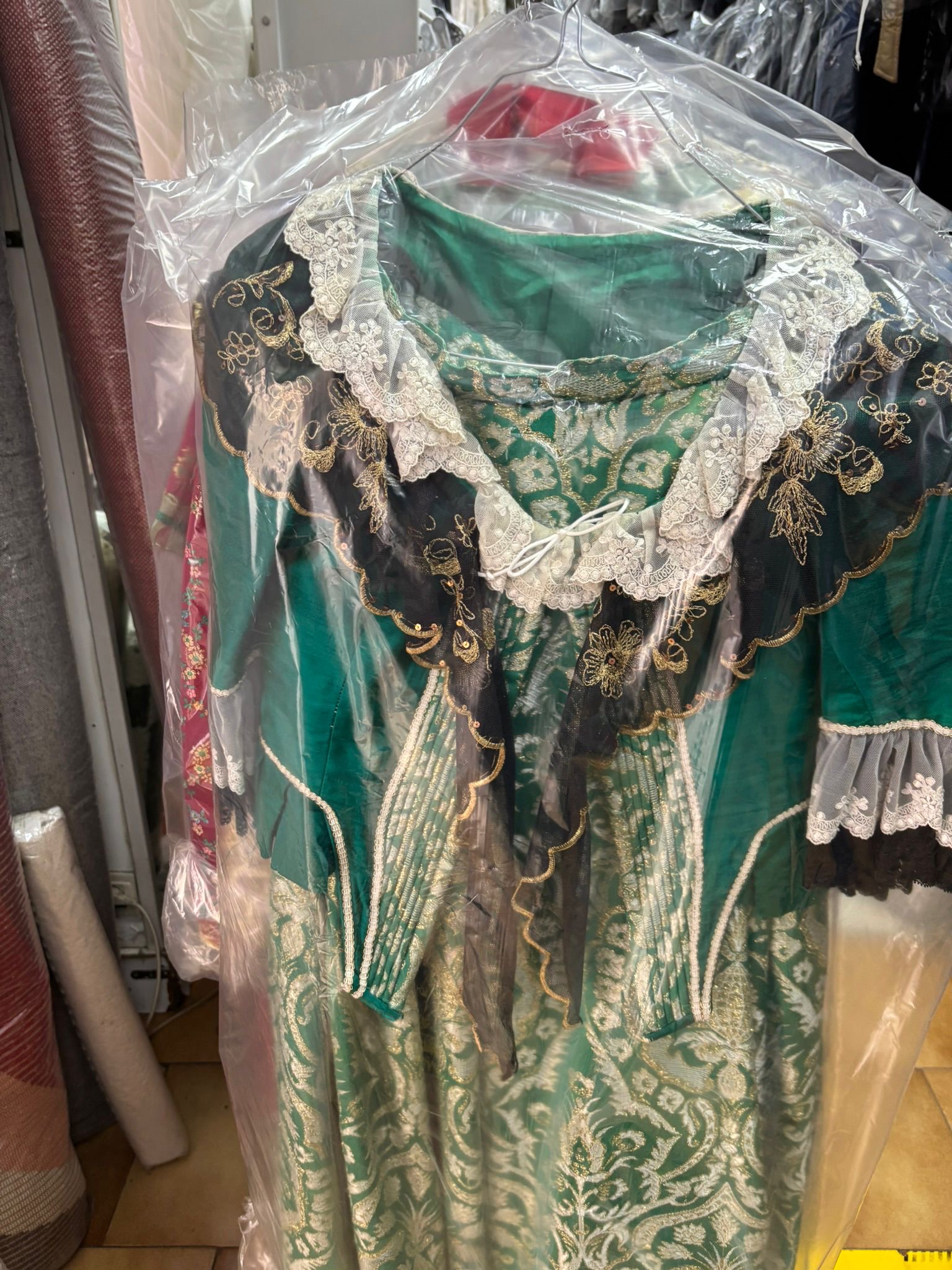 Limpieza traje regional terciopelo Tintorería Murcia